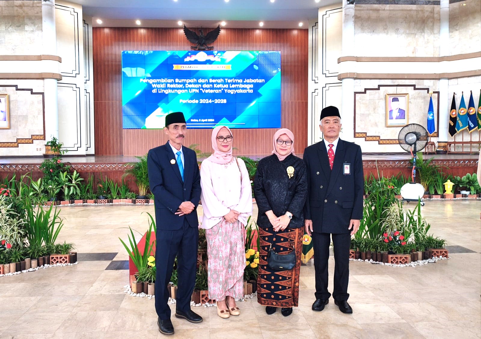 Foto Bersama dan Dekan Periode 2024-2028 dengan Dekan Periode sebelumnya bersama istri